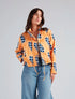 Chaqueta tipo parka mostaza con bordado Corazón Radiante para mujer – Juliana Sanchez | Casa Precis, Concept Store. Primer plano.