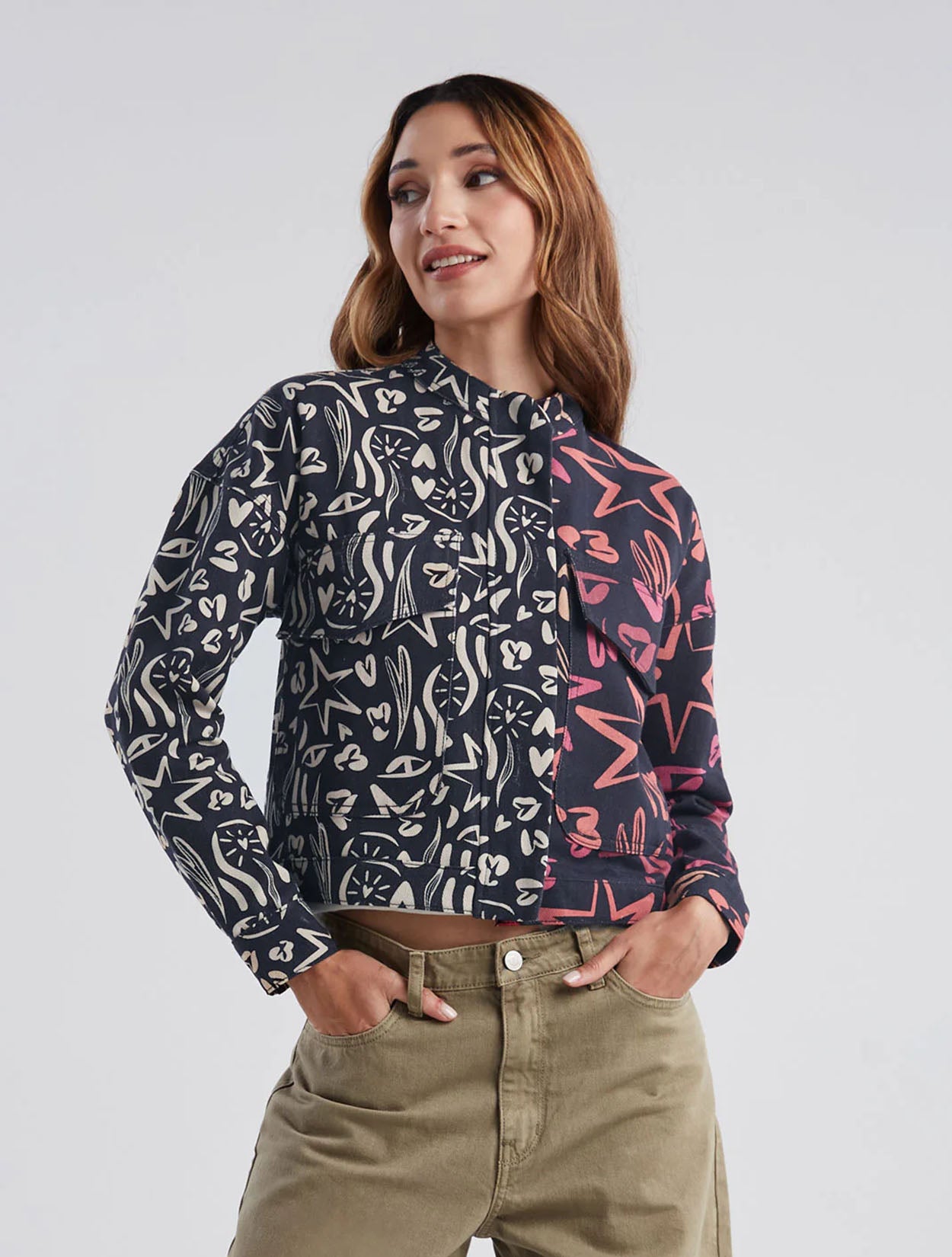 Chaqueta tipo parka azul con bordado Dual Soul para mujer – Juliana Sanchez | Casa Precis, Concept Store. Primer plano.