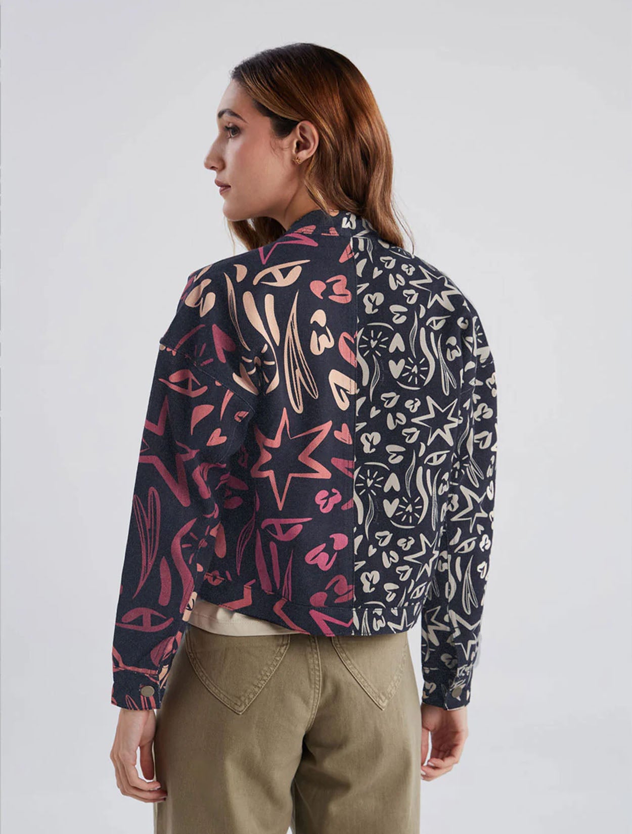 Chaqueta tipo parka azul con bordado Dual Soul para mujer – Juliana Sanchez | Casa Precis, Concept Store. Tercer plano.