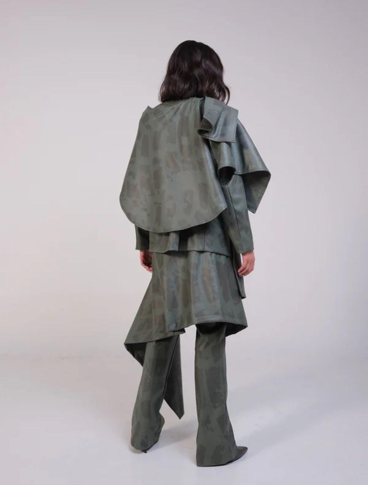 CHAQUETA FERRARA CON CAPA