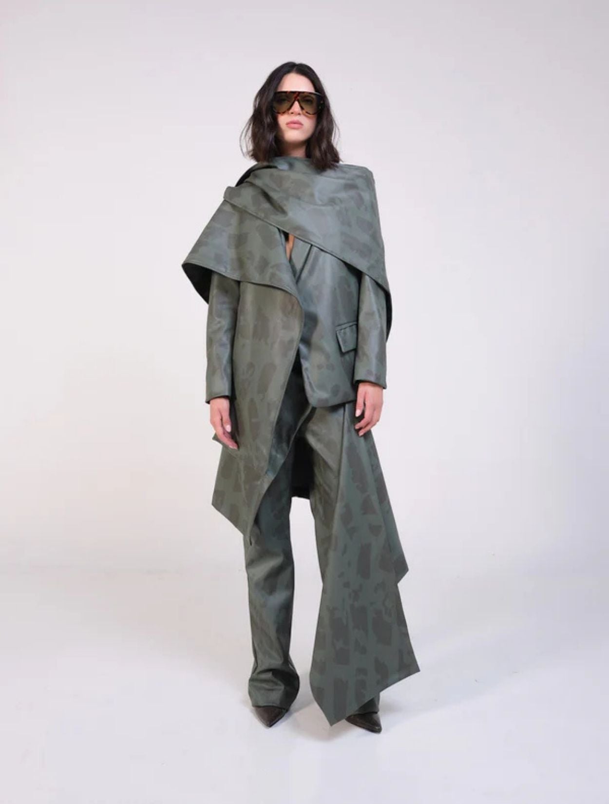 CHAQUETA FERRARA CON CAPA