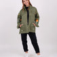 Chaqueta tipo parka verde militar con bordado Fuego para mujer – Juliana Sanchez | Casa Precis, Concept Store. Primer plano.
