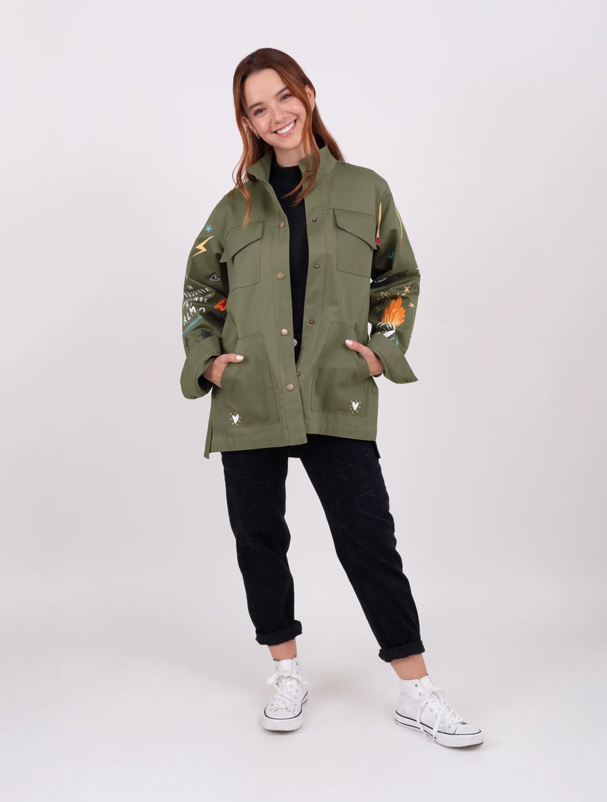 Chaqueta tipo parka verde militar con bordado Fuego para mujer – Juliana Sanchez | Casa Precis, Concept Store. Primer plano.