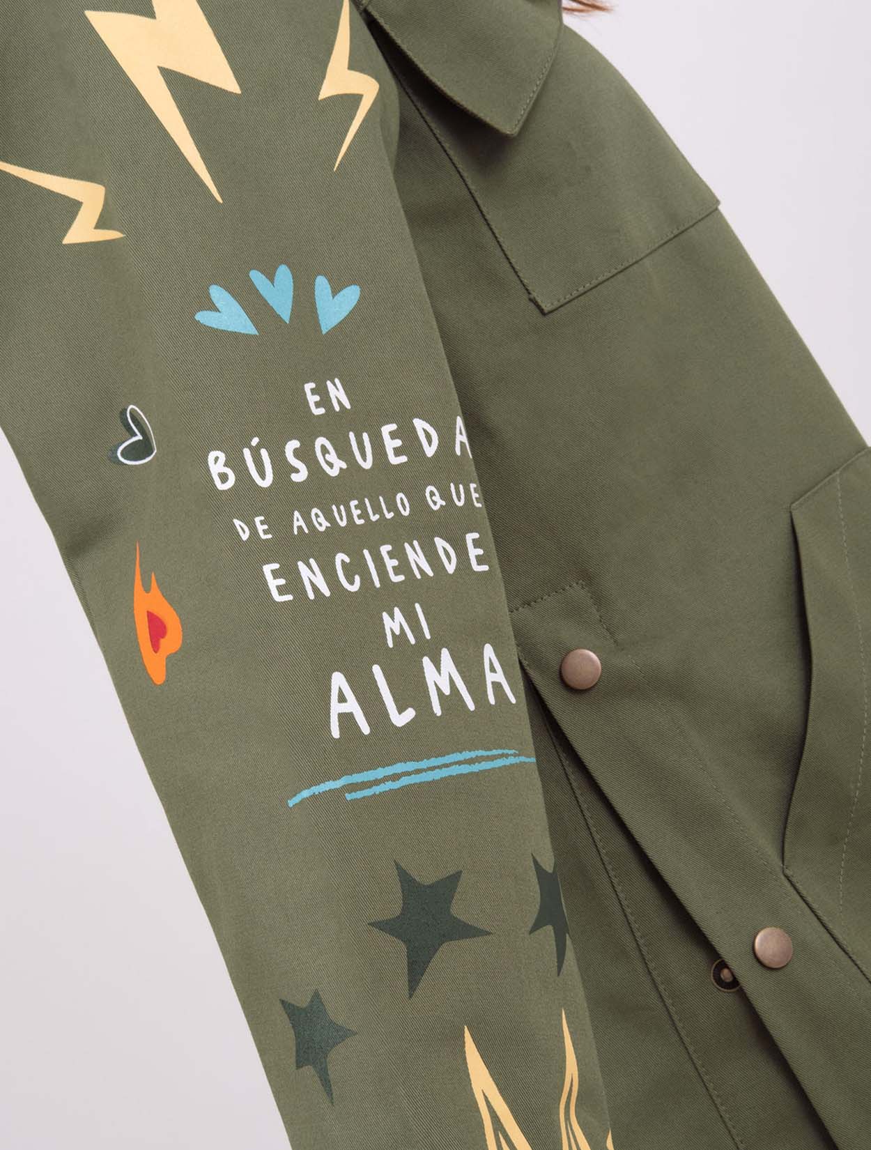 Chaqueta tipo parka verde militar con bordado Fuego para mujer – Juliana Sanchez | Casa Precis, Concept Store. Tercer plano.