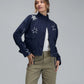 Chaqueta tipo parka azul con bordado Somos Recuerdos para mujer – Juliana Sanchez | Casa Precis, Concept Store. Primer plano.