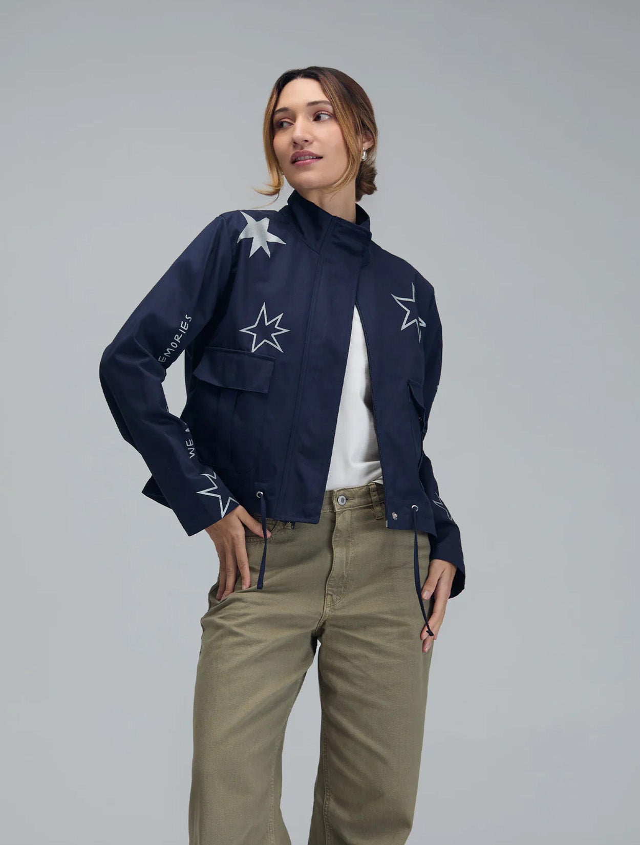 Chaqueta tipo parka azul con bordado Somos Recuerdos para mujer – Juliana Sanchez | Casa Precis, Concept Store. Primer plano.