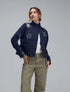 Chaqueta tipo parka azul con bordado Somos Recuerdos para mujer – Juliana Sanchez | Casa Precis, Concept Store. Primer plano.