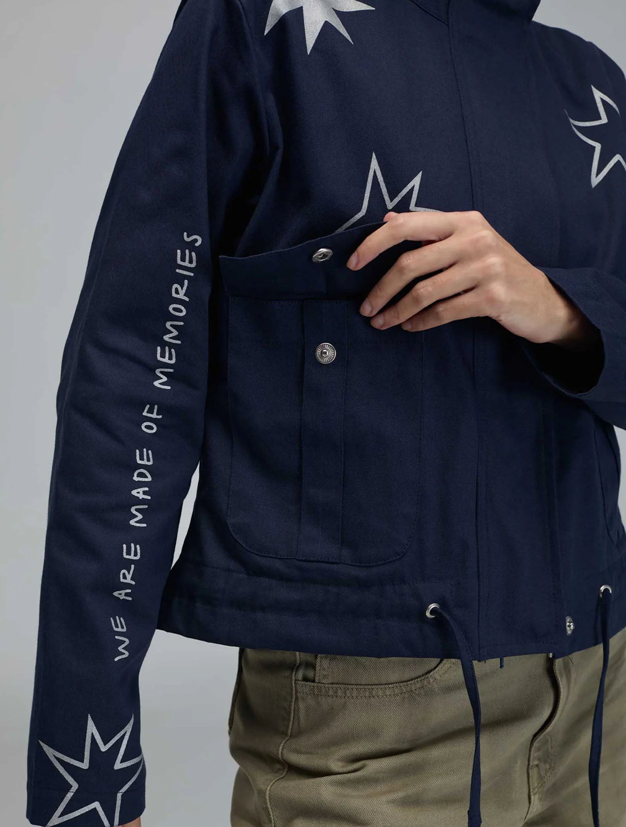 Chaqueta tipo parka azul con bordado Somos Recuerdos para mujer – Juliana Sanchez | Casa Precis, Concept Store. Segundo piso.