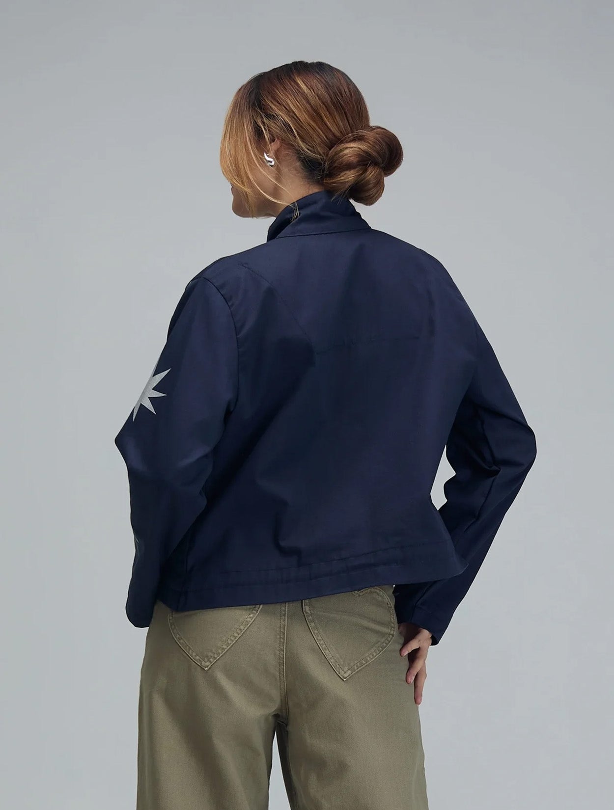 Chaqueta tipo parka azul con bordado Somos Recuerdos para mujer – Juliana Sanchez | Casa Precis, Concept Store. Tercer plano.
