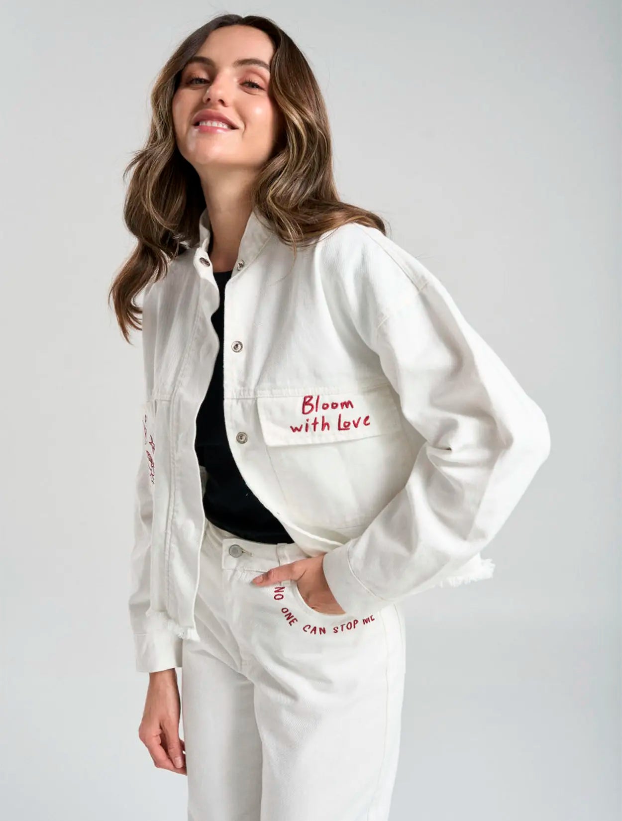 Chaqueta tipo parka blanca con bordado With Love para mujer – Juliana Sanchez | Casa Precis, Concept Store. Primer plano.
