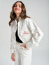 Chaqueta tipo parka blanca con bordado With Love para mujer – Juliana Sanchez | Casa Precis, Concept Store. Primer plano.