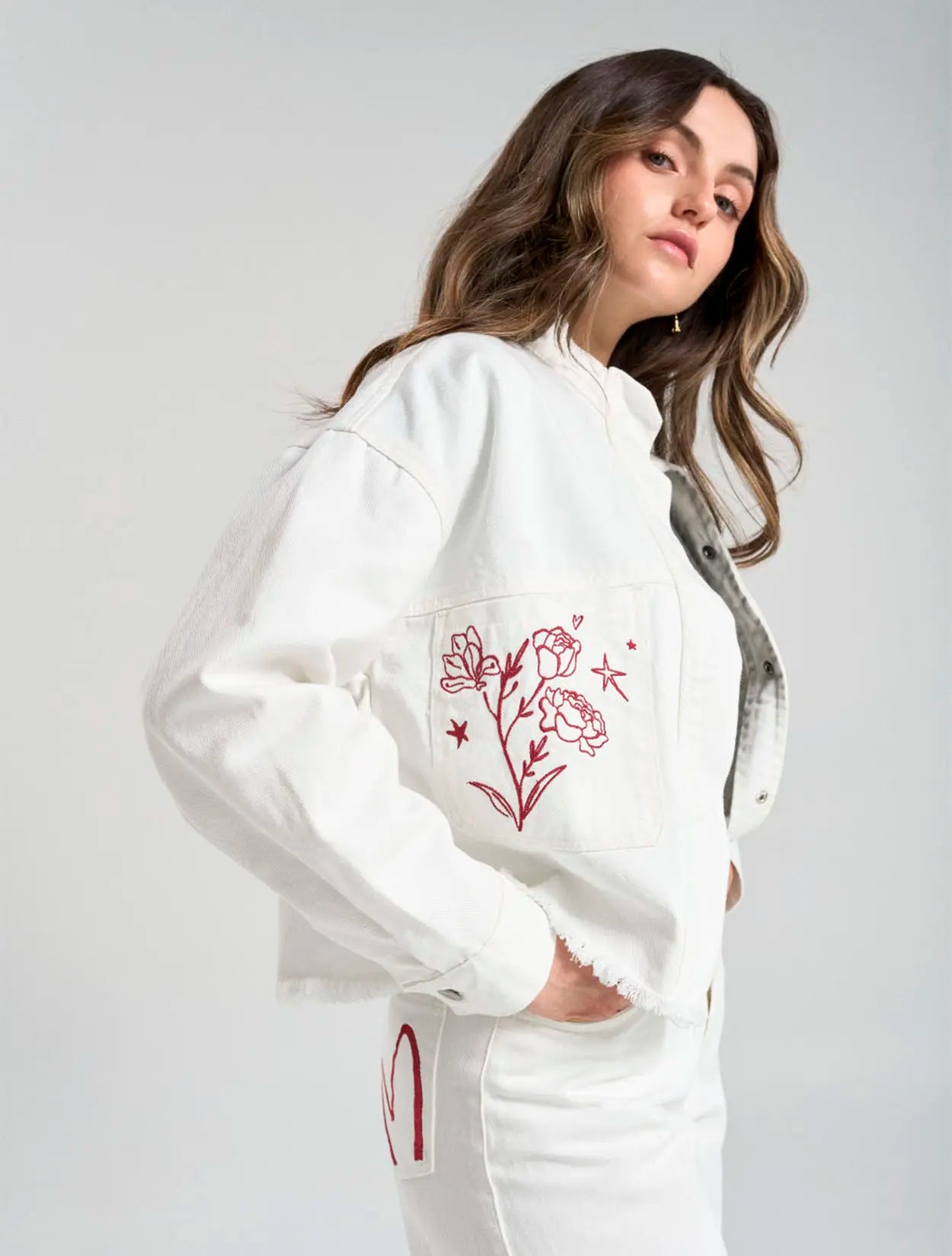 Chaqueta tipo parka blanca con bordado With Love para mujer – Juliana Sanchez | Casa Precis, Concept Store. Segundo plano.