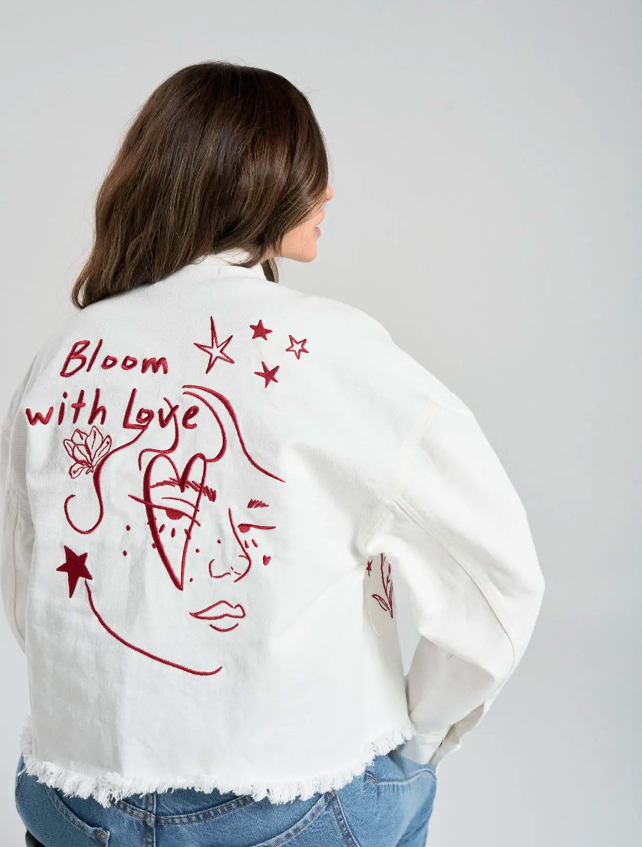 Chaqueta tipo parka blanca con bordado With Love para mujer – Juliana Sanchez | Casa Precis, Concept Store. Tercer plano.