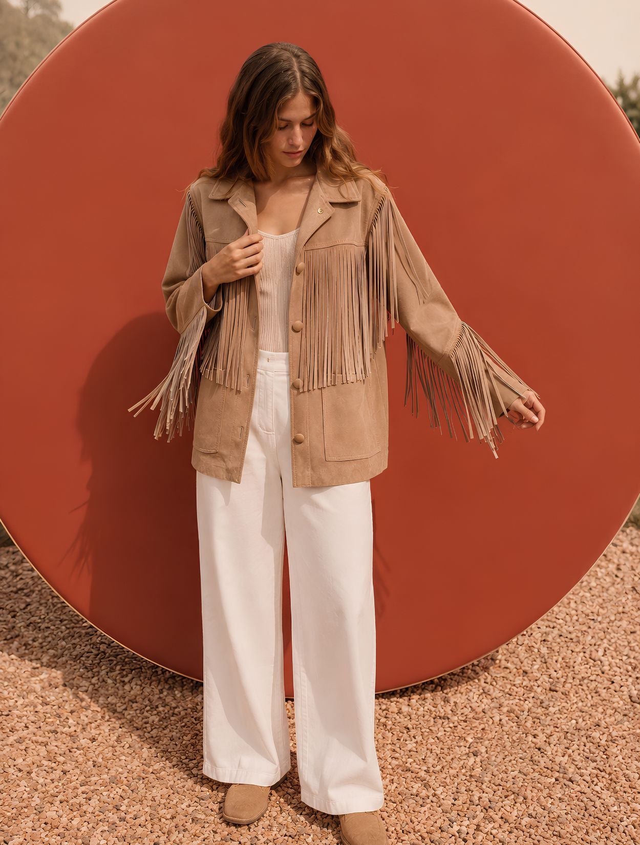 Chaqueta de cuero con flecos en color arena de la marca Reghio con botones forrados y diseño de autor – Chaqueta de lujo hecha en Colombia | Casa Precis, Concept Store