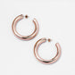 Aretes tipo candonga gruesos Chunky Hoops en acrílico rosado traslúcido para mujer – Sofía Llanos | Casa Precis, Concept Store. Primer plano.