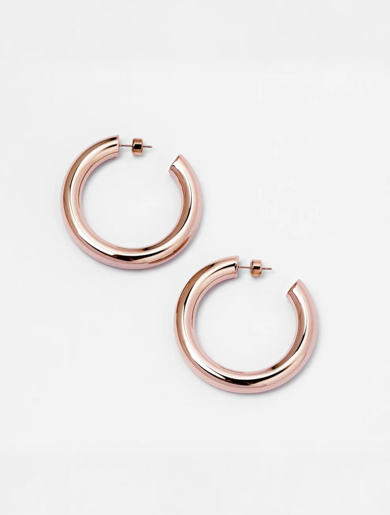 Aretes tipo candonga gruesos Chunky Hoops en acrílico rosado traslúcido para mujer – Sofía Llanos | Casa Precis, Concept Store. Primer plano.