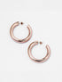Aretes tipo candonga gruesos Chunky Hoops en acrílico rosado traslúcido para mujer – Sofía Llanos | Casa Precis, Concept Store. Primer plano.