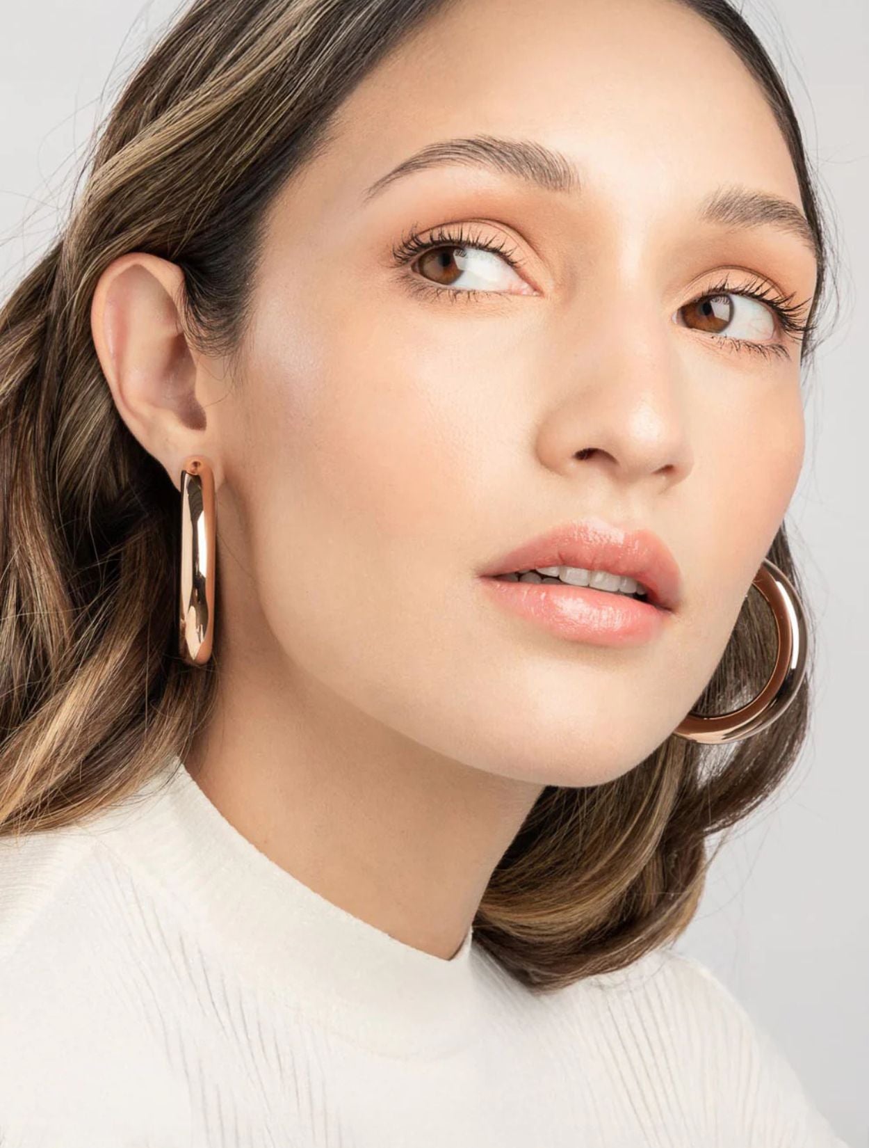 Aretes tipo candonga gruesos Chunky Hoops en acrílico rosado traslúcido para mujer – Sofía Llanos | Casa Precis, Concept Store. Segundo plano.