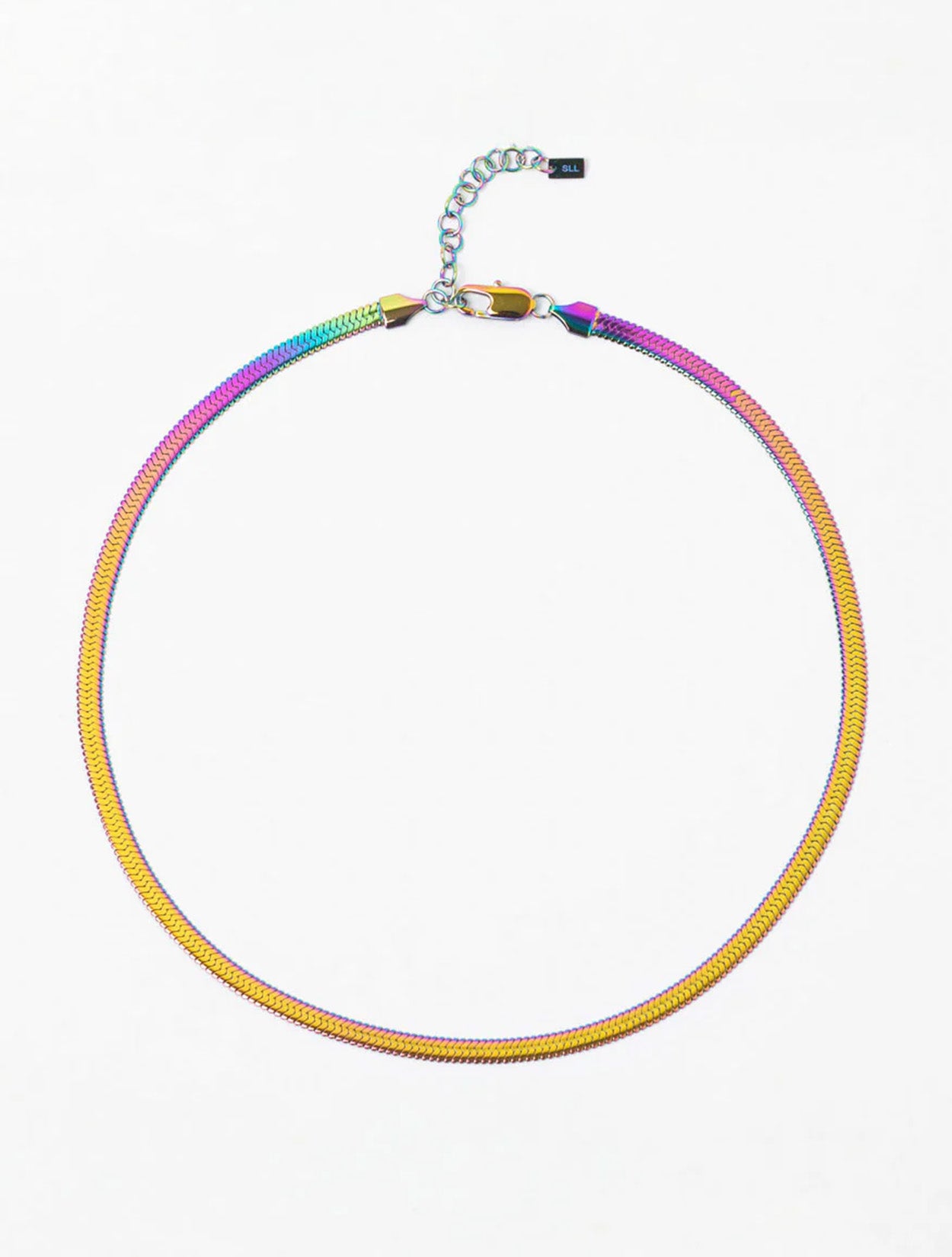 Collar Fidi en acrílico holográfico con dije de diseño orgánico para mujer – Sofía Llanos | Casa Precis, Concept Store. Primer plano.