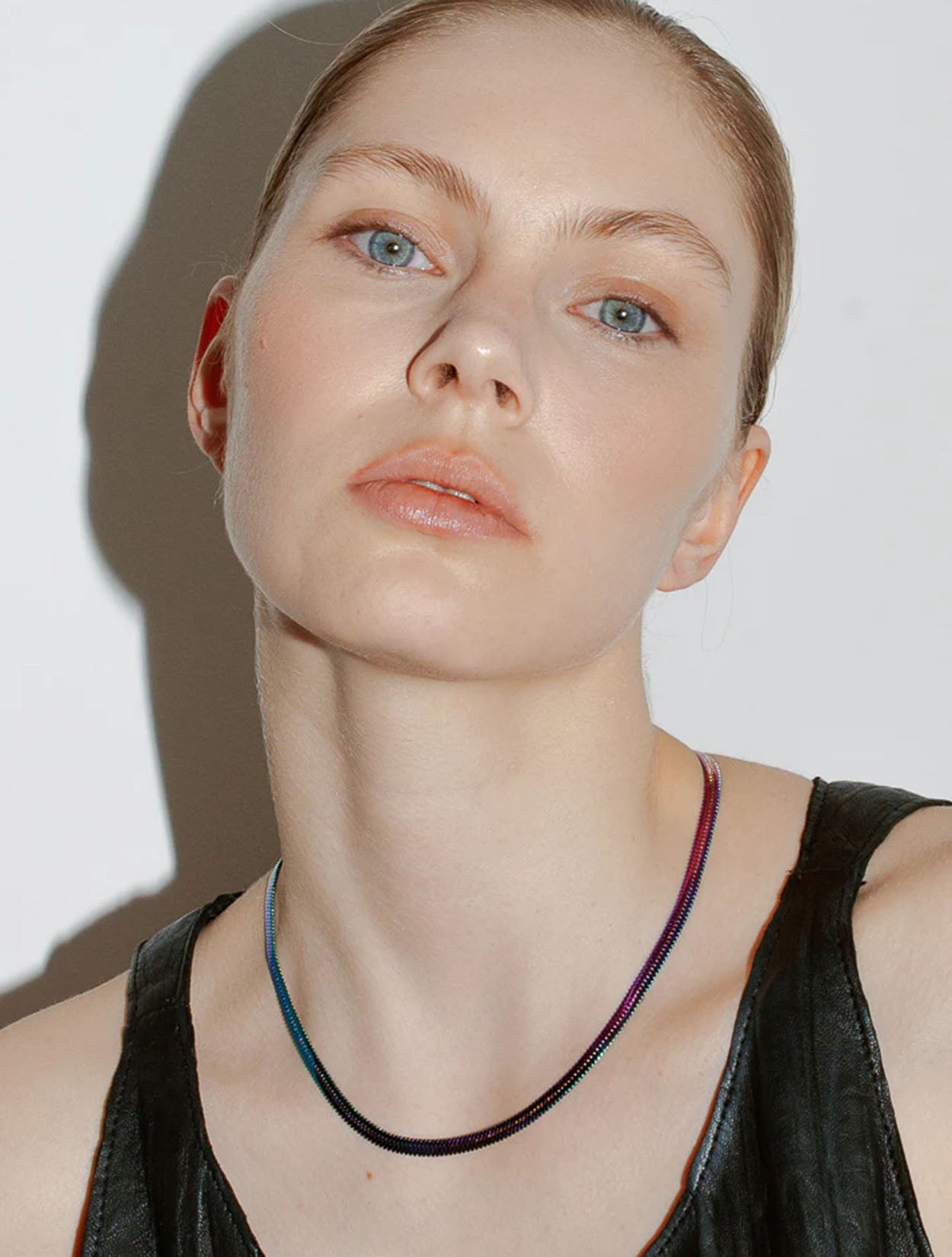 Collar Fidi en acrílico holográfico con dije de diseño orgánico para mujer – Sofía Llanos | Casa Precis, Concept Store. Segundo plano.