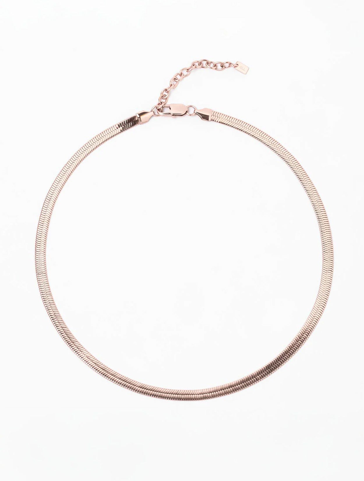 Collar Fidi en acrílico rosado traslúcido con dije de diseño orgánico para mujer – Sofía Llanos | Casa Precis, Concept Store. Primer plano.