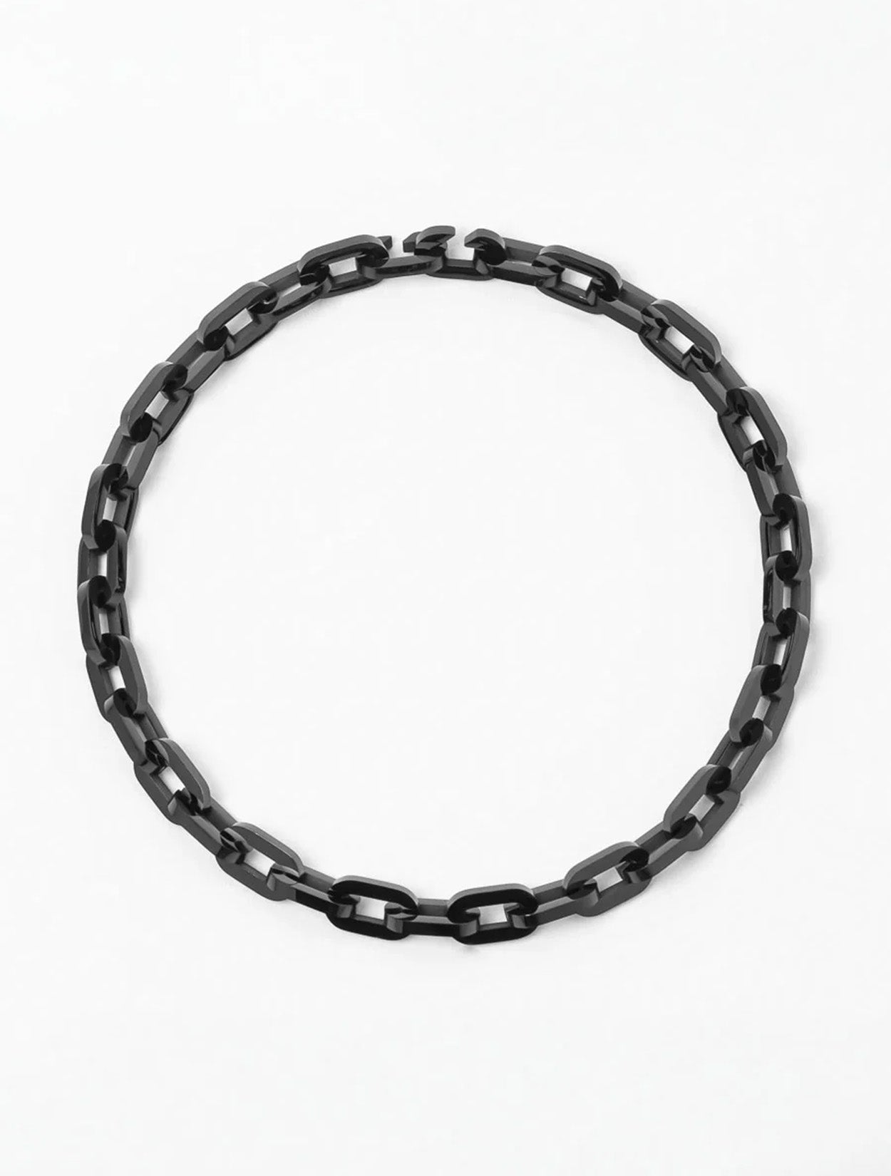 Collar Hera en acrílico negro con dije de diseño orgánico circular para mujer – Sofía Llanos | Casa Precis, Concept Store. Priimer plano.