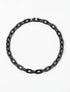 Collar Hera en acrílico negro con dije de diseño orgánico circular para mujer – Sofía Llanos | Casa Precis, Concept Store. Priimer plano.