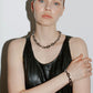 Collar Hera en acrílico negro con dije de diseño orgánico circular para mujer – Sofía Llanos | Casa Precis, Concept Store. Segundo plano.