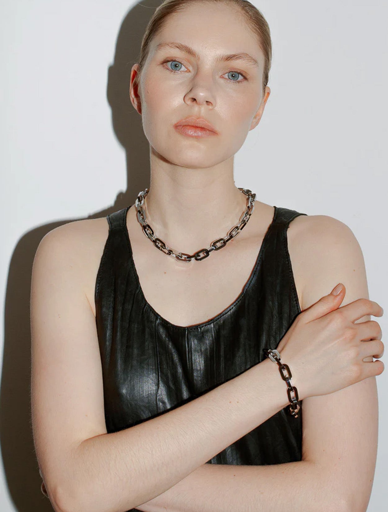 Collar Hera en acrílico negro con dije de diseño orgánico circular para mujer – Sofía Llanos | Casa Precis, Concept Store. Segundo plano.