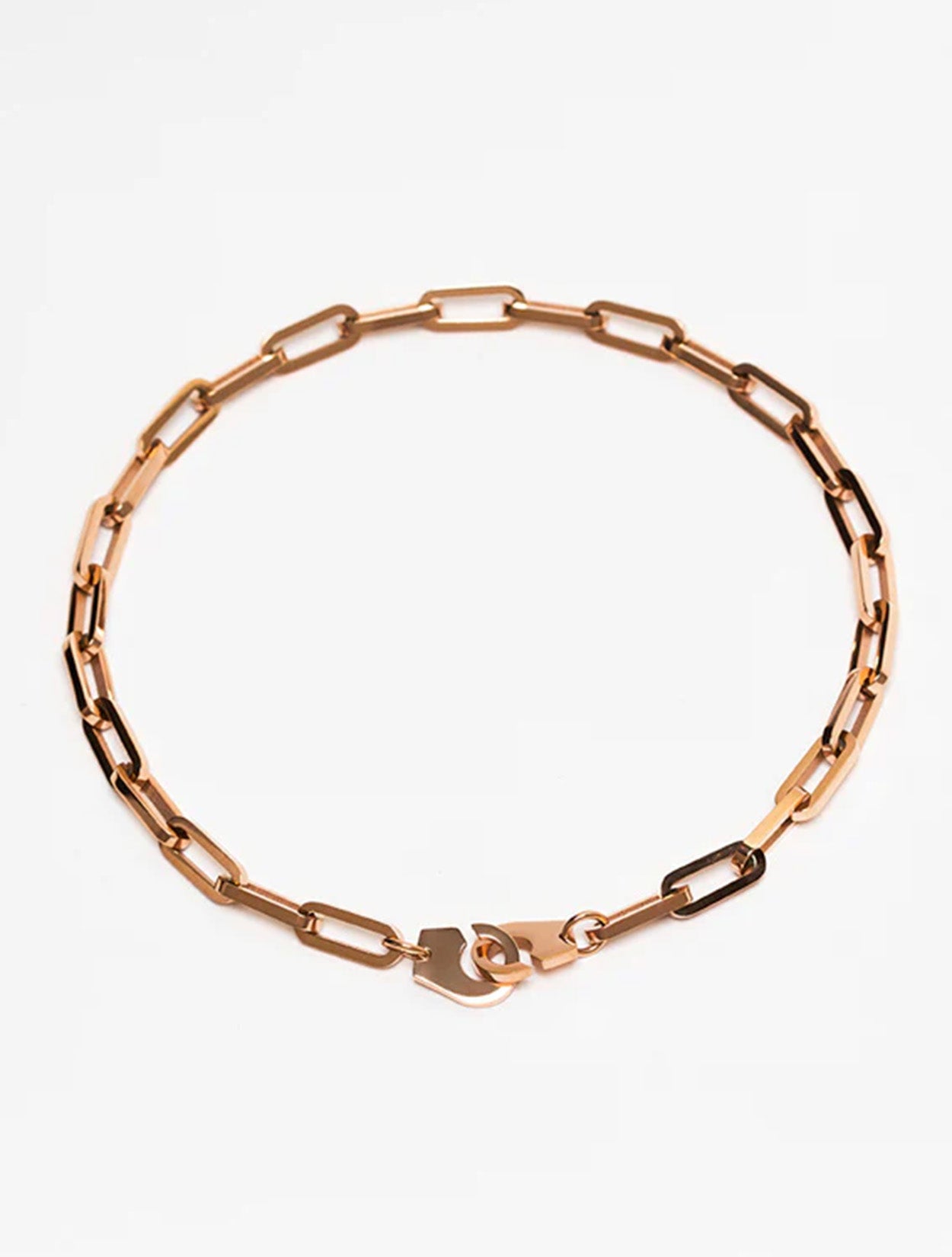 Collar Zeus rosado de eslabones grandes en acrílico y baño de oro para mujer – Sofía Llanos | Casa Precis, Concept Store. Primer plano.