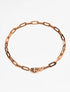 Collar Zeus rosado de eslabones grandes en acrílico y baño de oro para mujer – Sofía Llanos | Casa Precis, Concept Store. Primer plano.