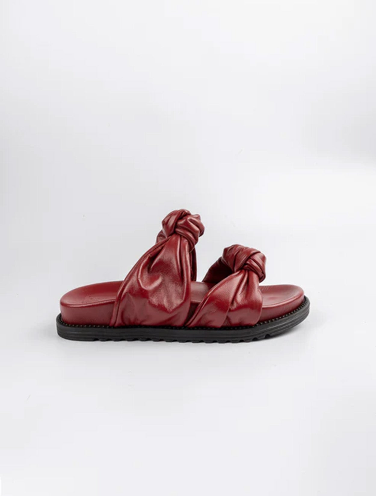 Sandalia plana Creta de Javier Jiménez en cuero negro con diseño de tiras minimalistas – Calzado colombiano de lujo para verano | Casa Precis, Concept Store