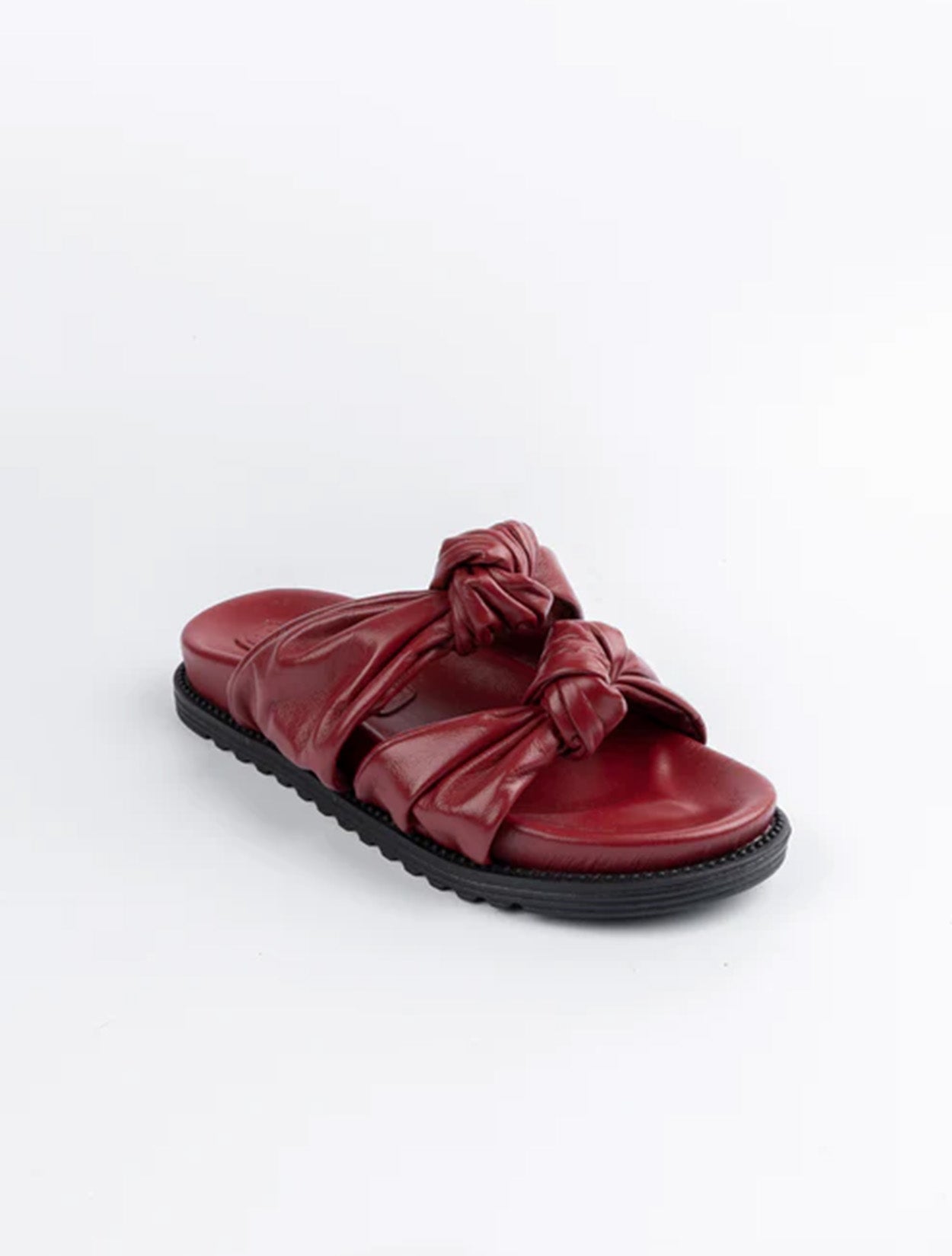 Sandalia plana Creta de Javier Jiménez en cuero negro con diseño de tiras minimalistas – Calzado colombiano de lujo para verano | Casa Precis, Concept Store