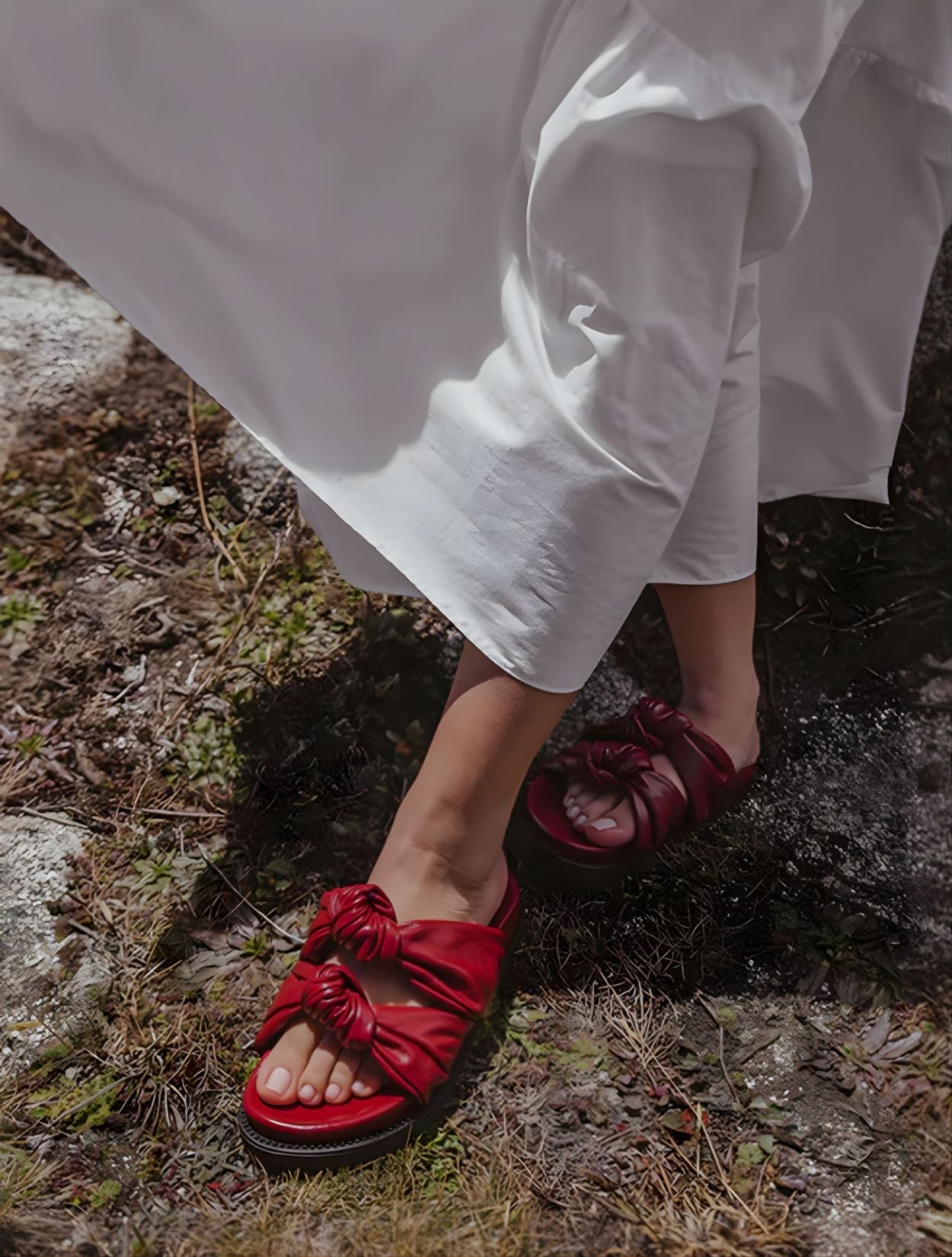 Sandalia plana Creta de Javier Jiménez en cuero negro con diseño de tiras minimalistas – Calzado colombiano de lujo para verano | Casa Precis, Concept Store