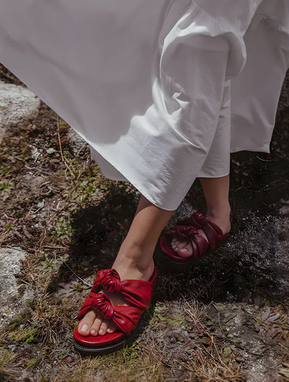 Sandalia plana Creta de Javier Jiménez en cuero negro con diseño de tiras minimalistas – Calzado colombiano de lujo para verano | Casa Precis, Concept Store