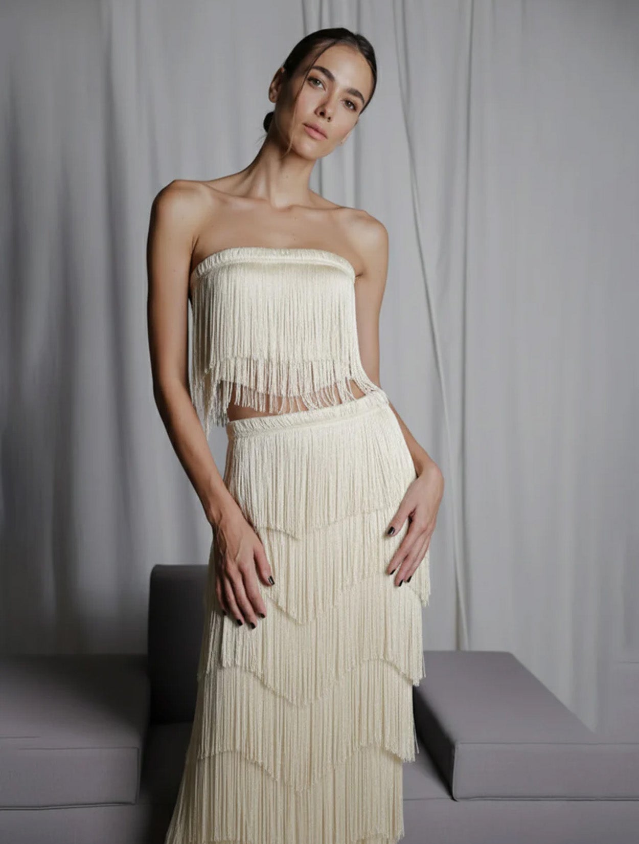 Top Dara de Bless con diseño frontal cruzado y silueta ajustada para mujer – Moda colombiana minimalista de lujo | Casa Precis, Concept Store
