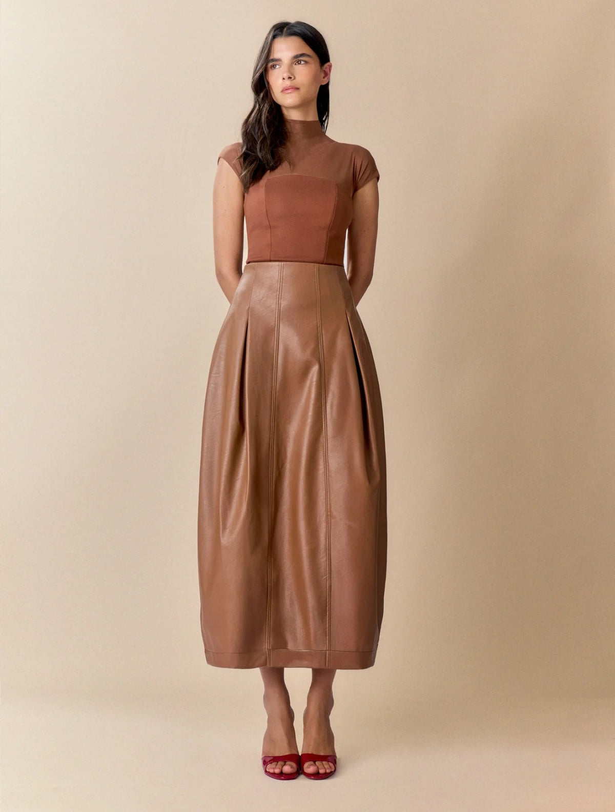 Falda Astrée camel tipo cuero | Silueta barrel