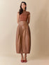 Falda Astrée camel tipo cuero | Silueta barrel