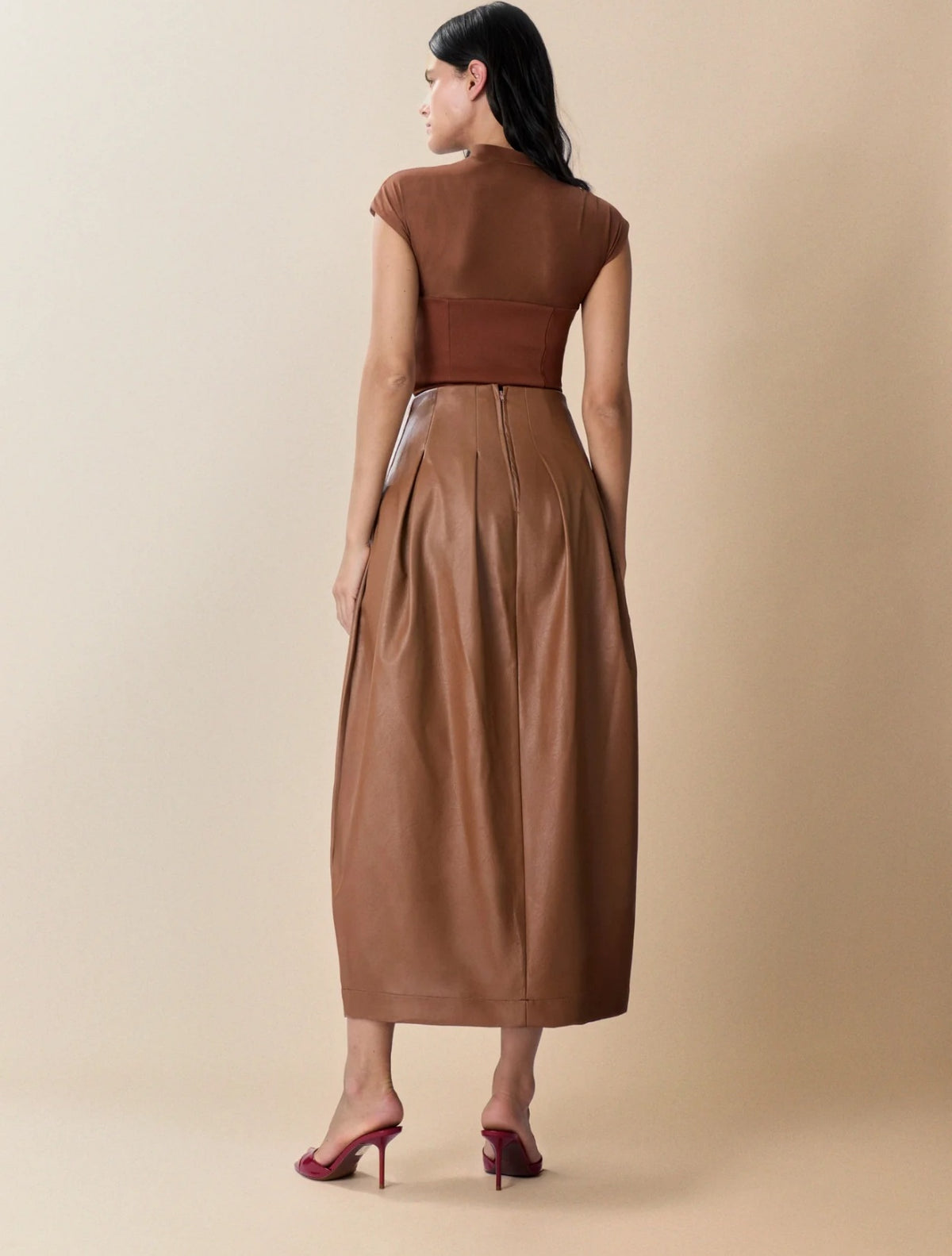 Falda Astrée camel tipo cuero | Silueta barrel