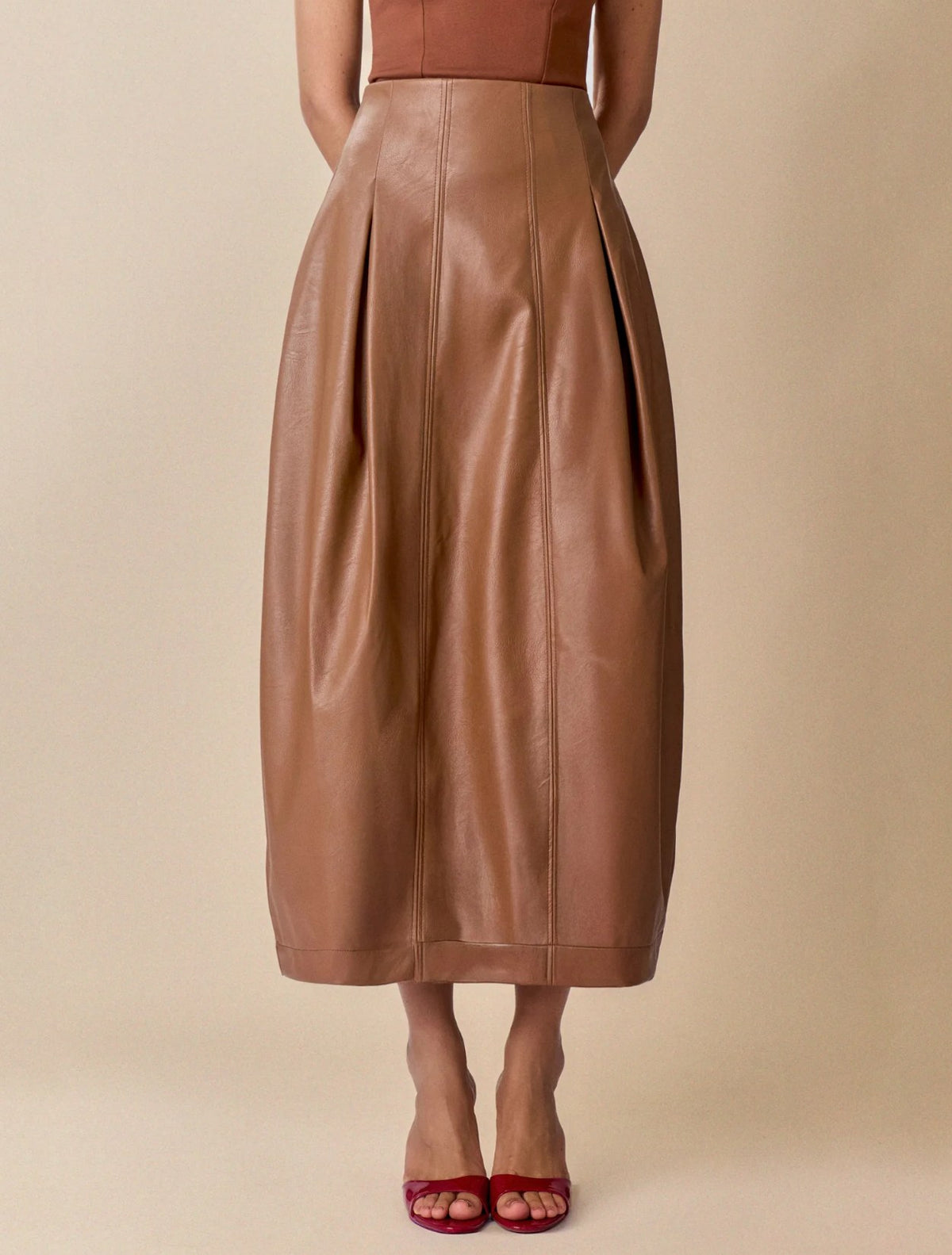 Falda Astrée camel tipo cuero | Silueta barrel