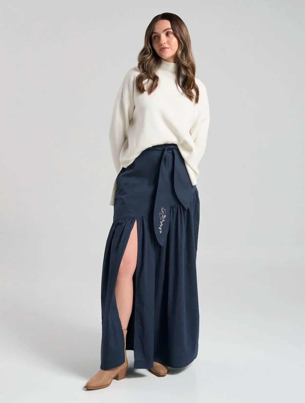 Falda midi azul con abertura frontal para mujer – Juliana Sanchez | Casa Precis, Concept Store. Primer plano.