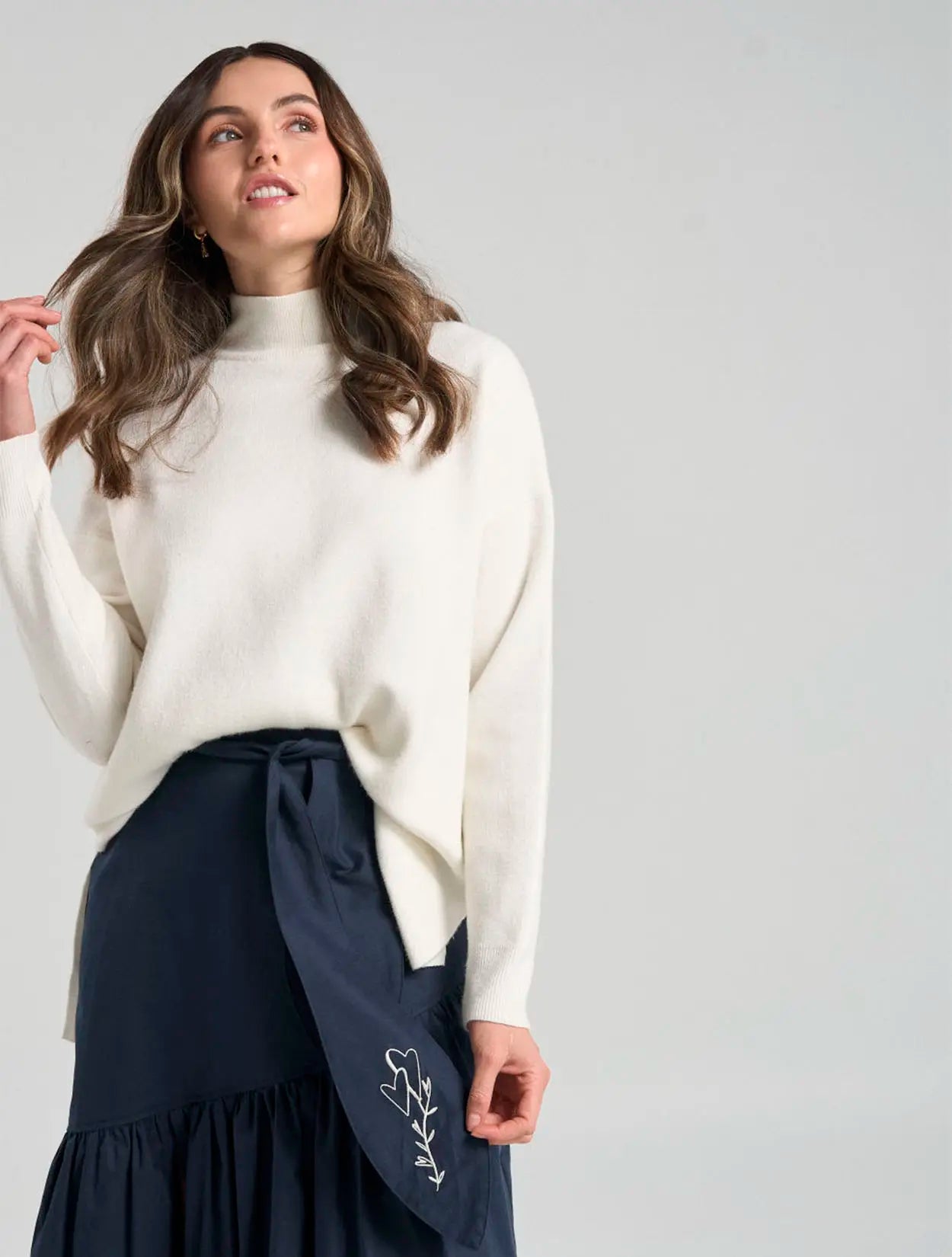 Falda midi azul con abertura frontal para mujer – Juliana Sanchez | Casa Precis, Concept Store. Tercer plano.