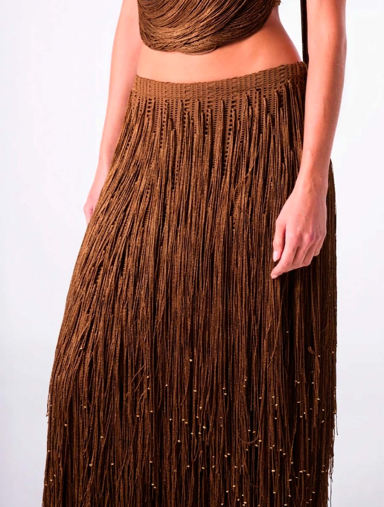 Falda Athos de Bless en color bronce satinado con silueta fluida y corte midi para mujer – Moda colombiana de lujo minimalista | Casa Precis, Concept Store