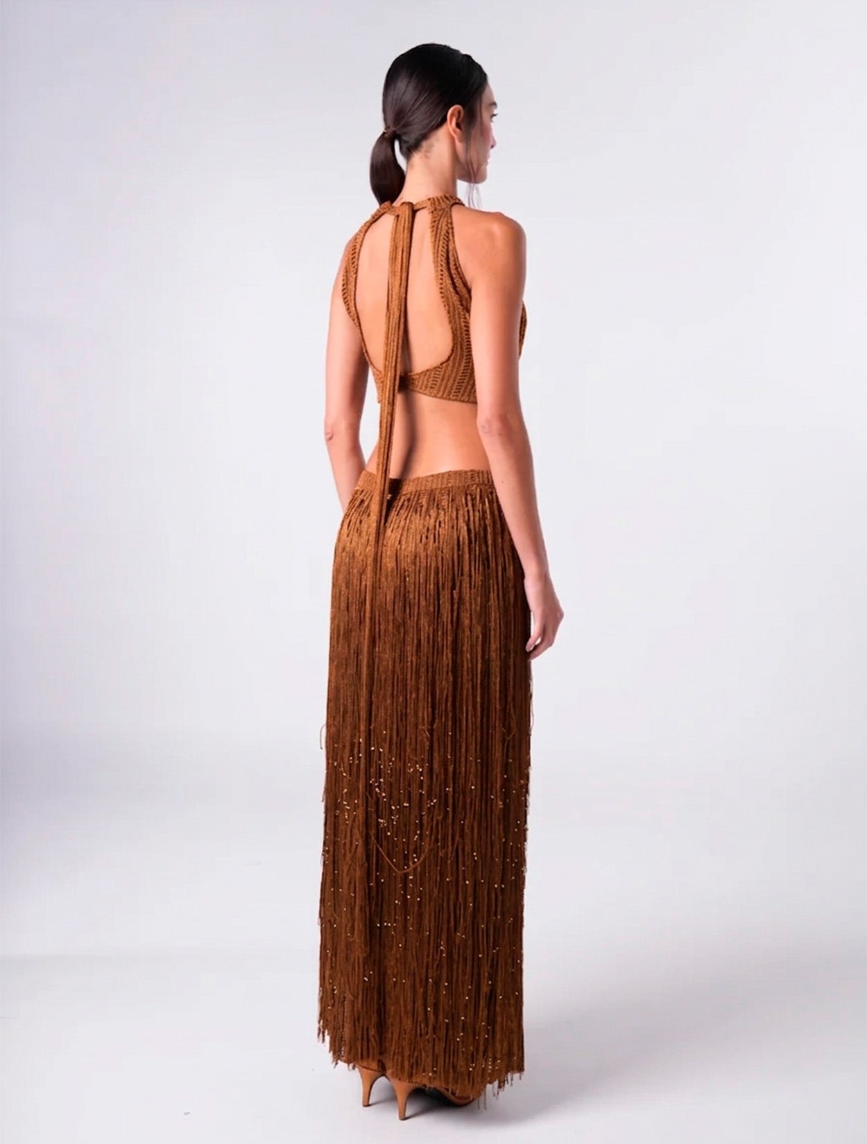 Falda Athos de Bless en color bronce satinado con silueta fluida y corte midi para mujer – Moda colombiana de lujo minimalista | Casa Precis, Concept Store