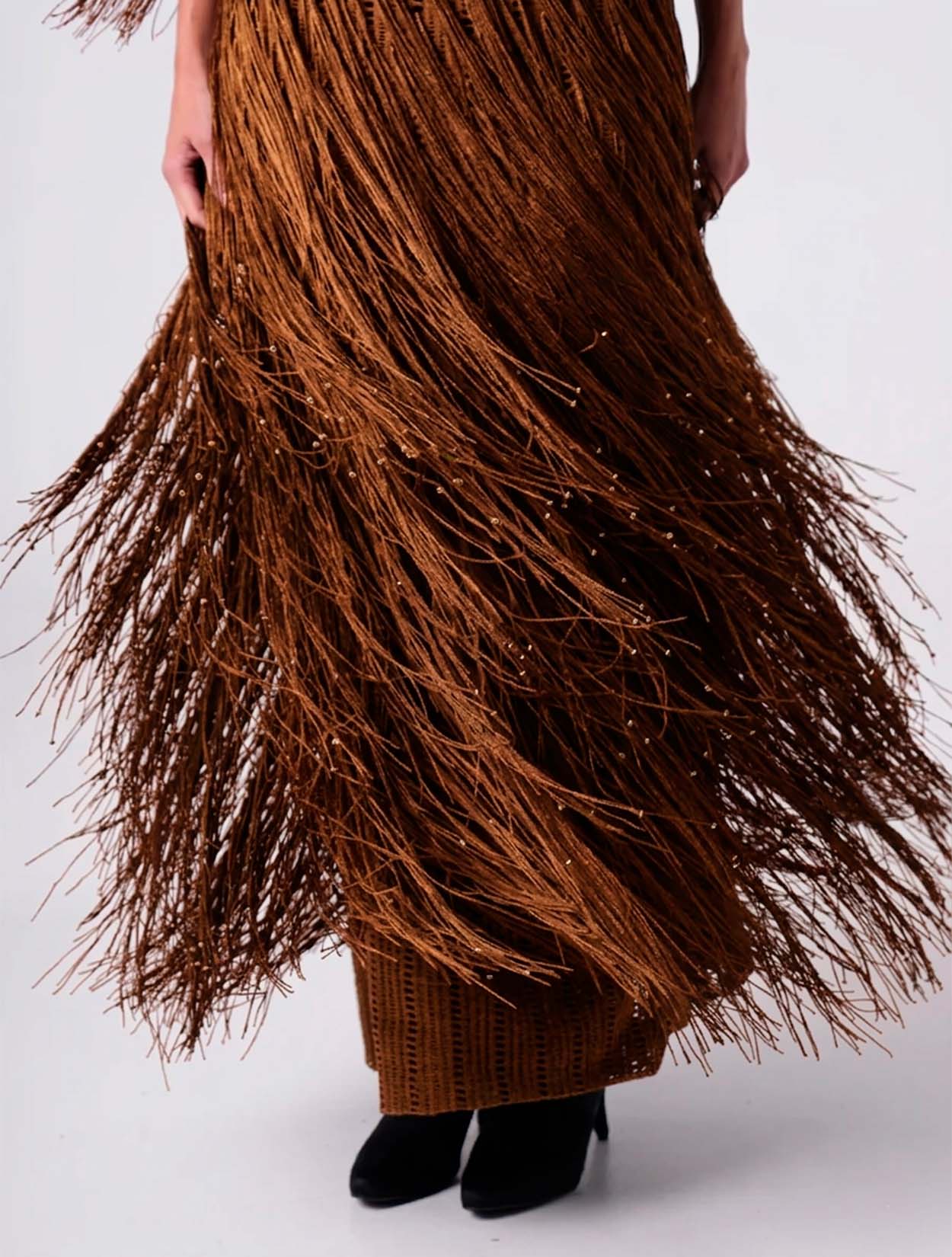 Falda Athos de Bless en color bronce satinado con silueta fluida y corte midi para mujer – Moda colombiana de lujo minimalista | Casa Precis, Concept Store