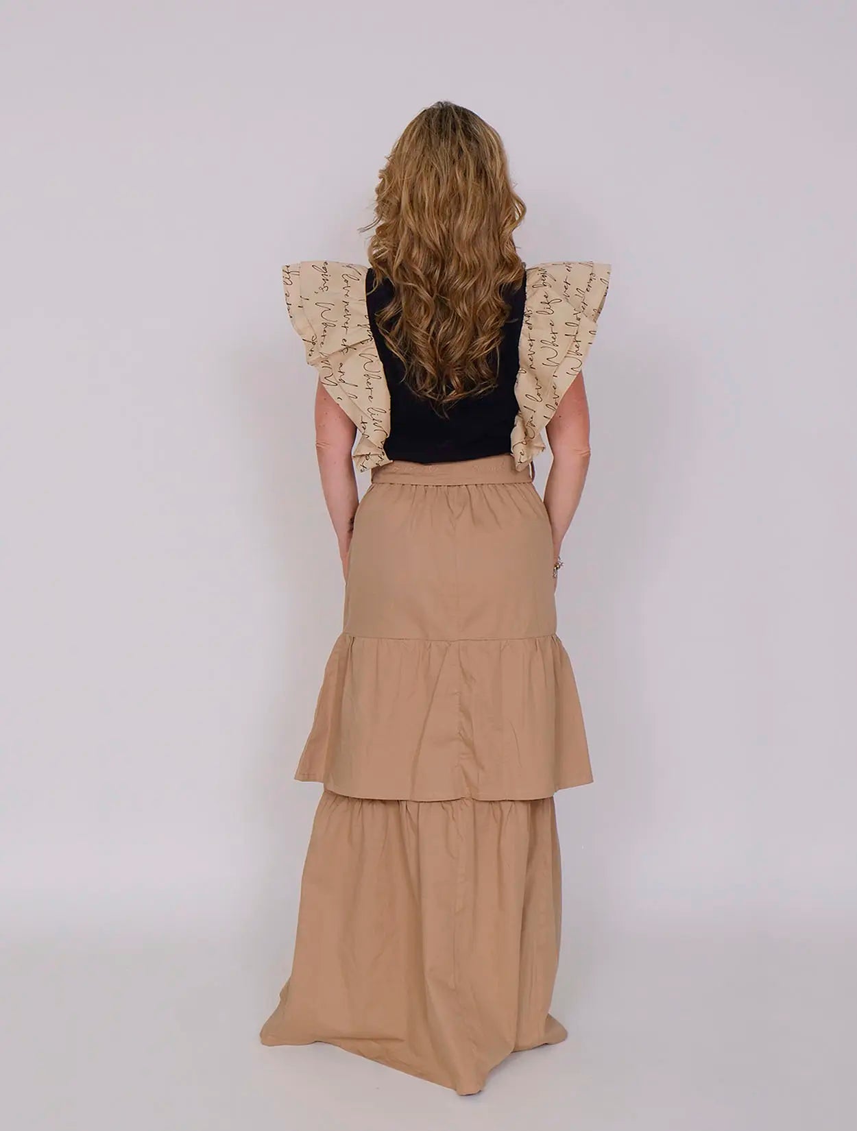 Falda midi caqui con boleros para mujer – Juliana Sanchez | Casa Precis, Concept Store. Segundo plano.