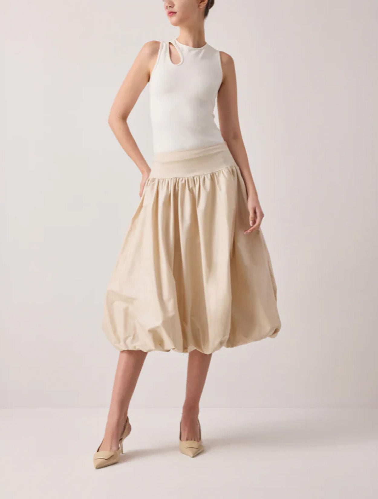 Falda Bruma de Nord & Sud con diseño vaporoso y caída fluida en textil ligero para mujer – Moda colombiana etérea | Casa Precis, Concept Store. Tercer plano.