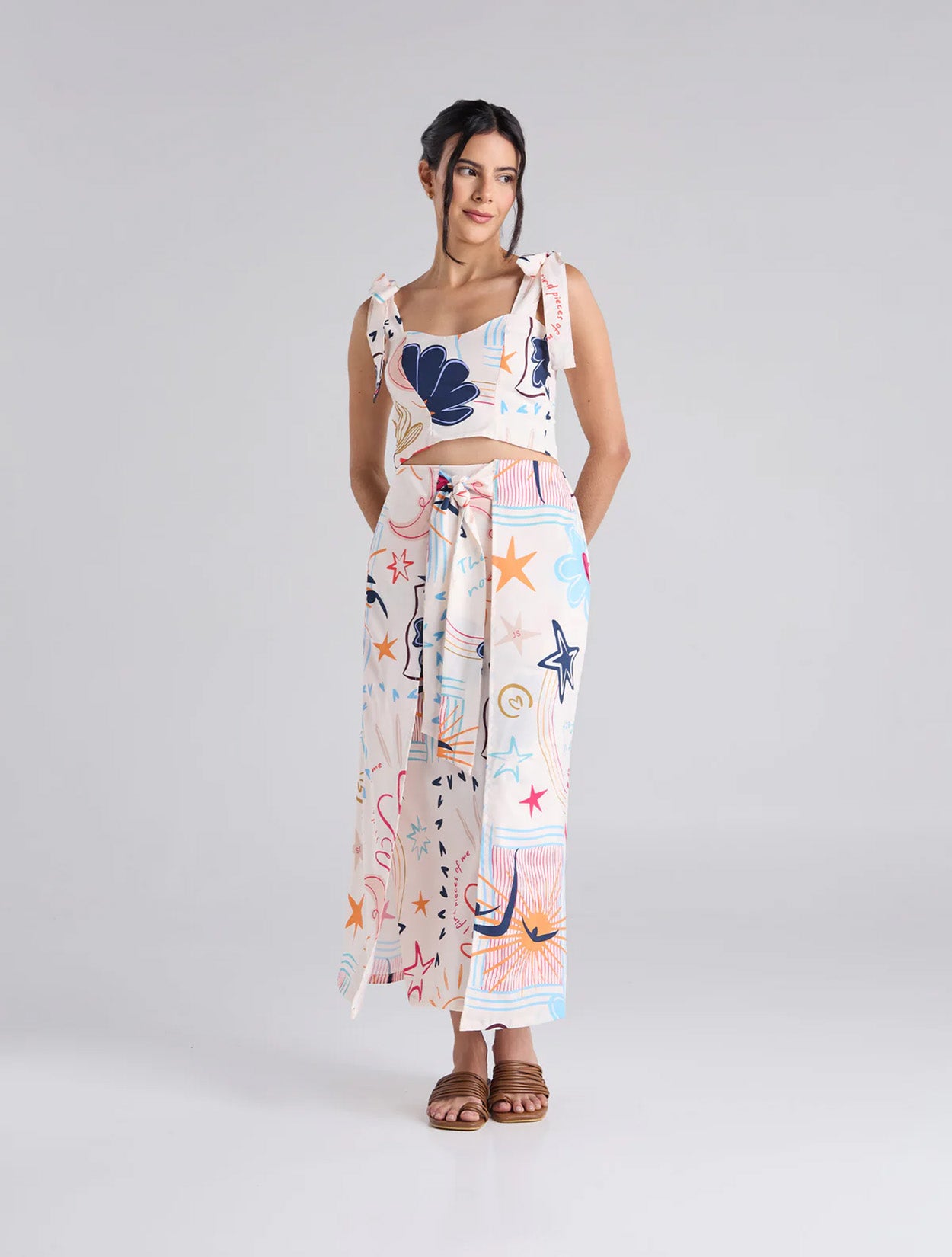 Falda midi en dril marfil con bordado Happy Life para mujer – Juliana Sanchez | Casa Precis, Concept Store. Primer plano.