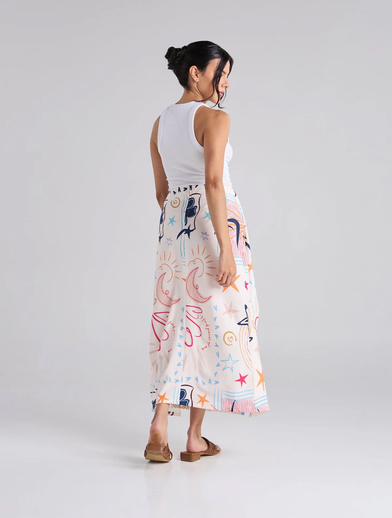 Falda midi en dril marfil con bordado Happy Life para mujer – Juliana Sanchez | Casa Precis, Concept Store. Segundo plano.