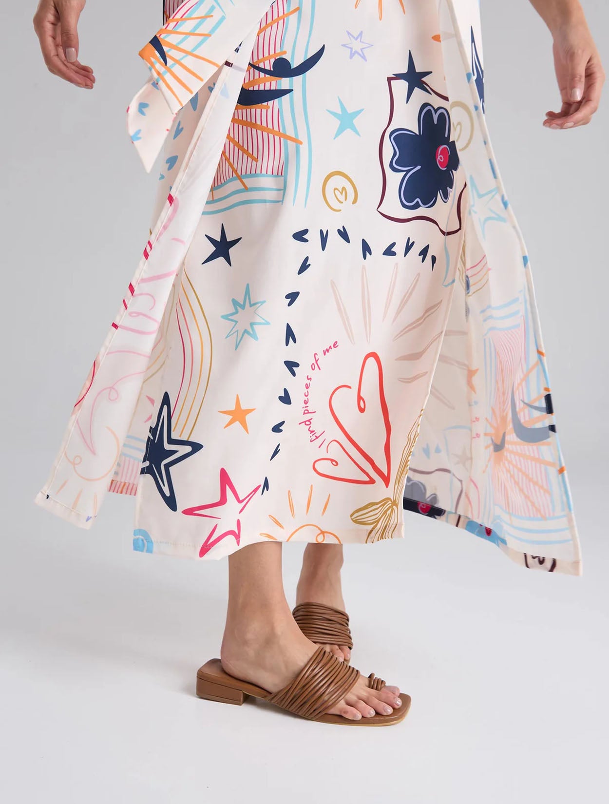 Falda midi en dril marfil con bordado Happy Life para mujer – Juliana Sanchez | Casa Precis, Concept Store. Tercer plano.